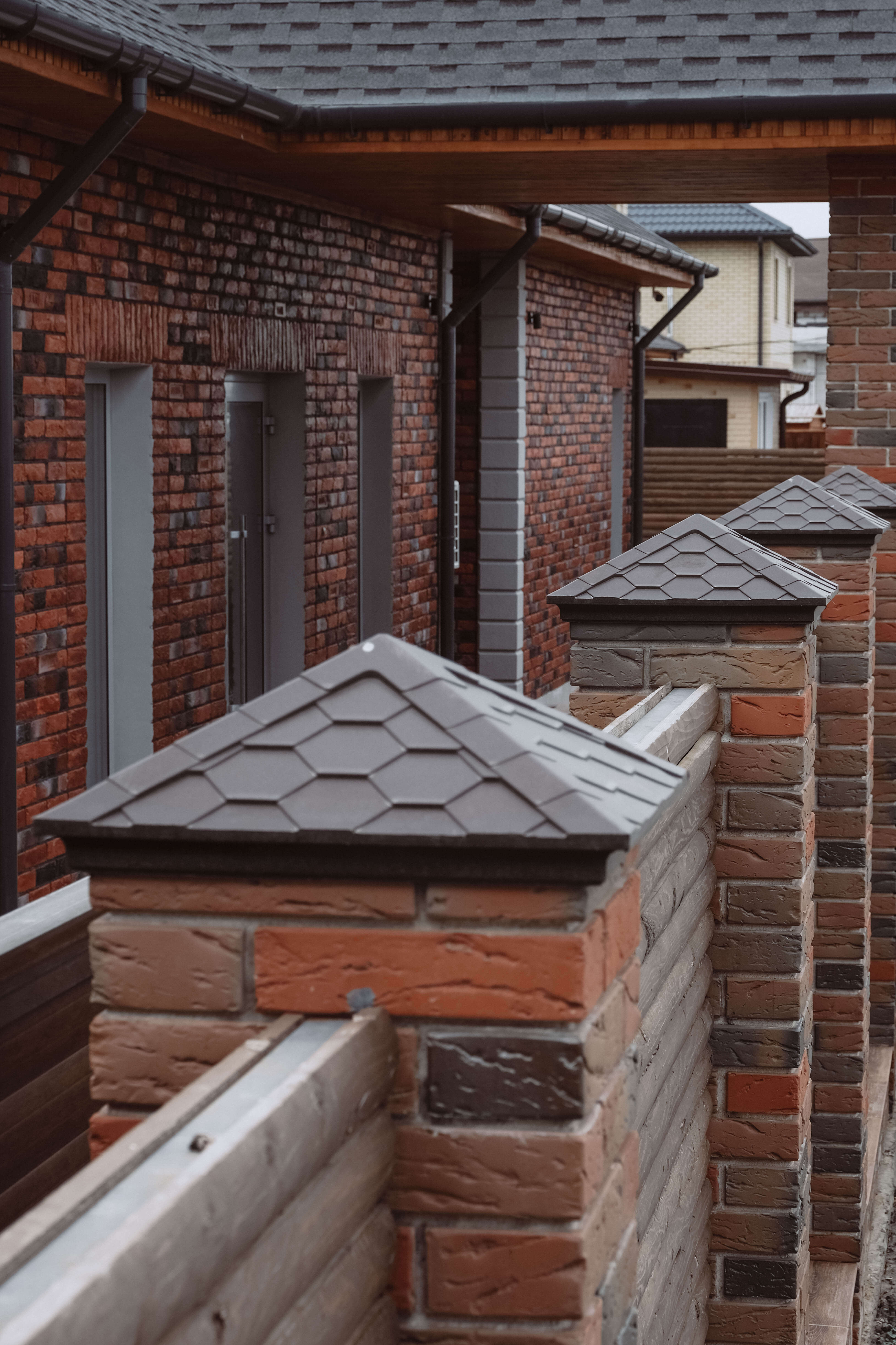 Колпак Zking Эверест Коричневый на столб 1.5х1.5 кирпича (390х390мм) в Волгодонске фото